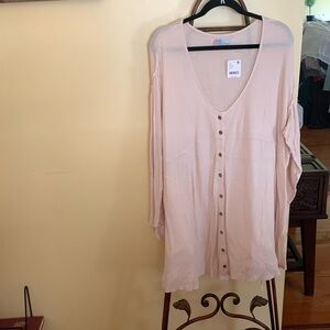 Free people NWT tunic.  Large, color is pink pearl.  Has pockets and is cute!